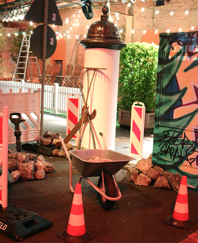 Deko- Baustelle, Werkzeug-Set ( Schüppen, Besen, Spaten, Schubkarren, Steine, Pylonen, Presslufthämmer)  unbenutzt